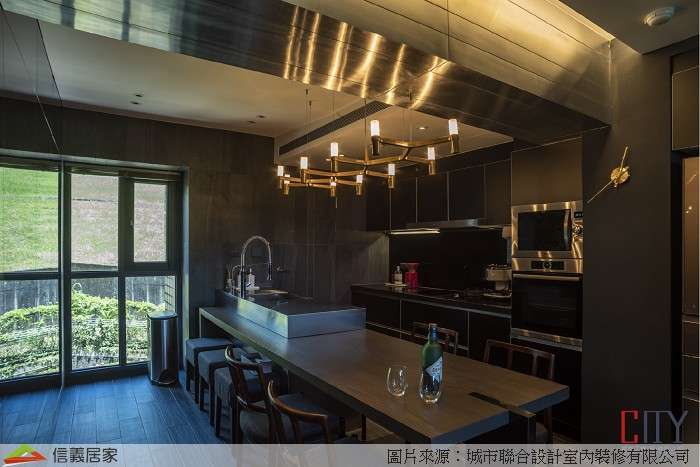 咖啡色開放式廚房室內裝潢設計，包括餐桌、流理台、餐椅裝潢圖片