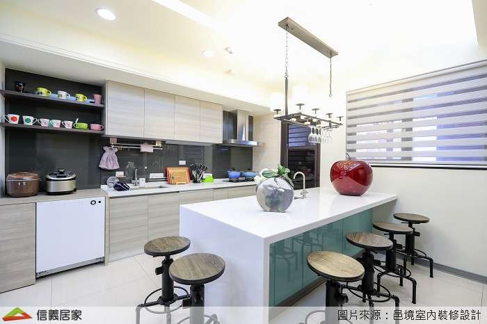 白色開放式廚房室內裝潢設計，包括流理台、椅子、吧台裝潢圖片