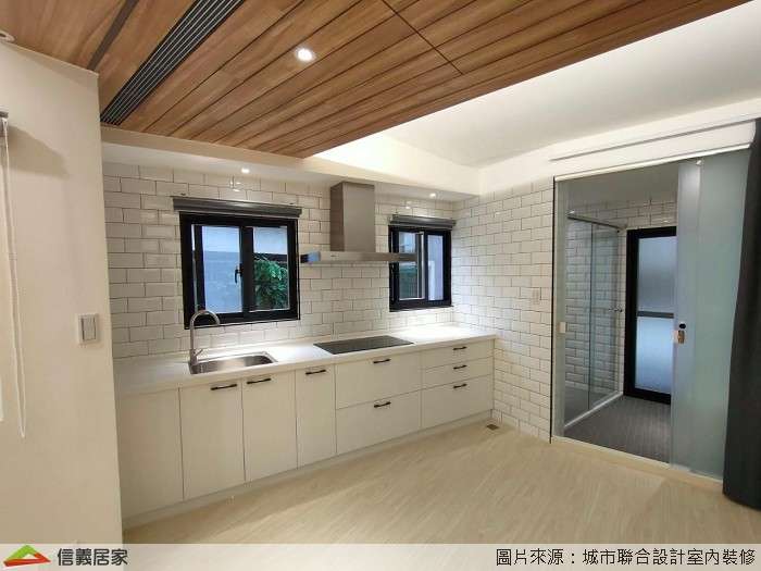 白色廚房室內裝潢設計，包括收納櫃、流理台、置物櫃、拉門裝潢圖片