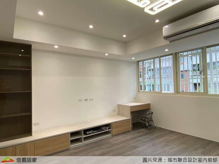 白色客廳室內裝潢設計，包括收納櫃、電視櫃、置物櫃裝潢圖片