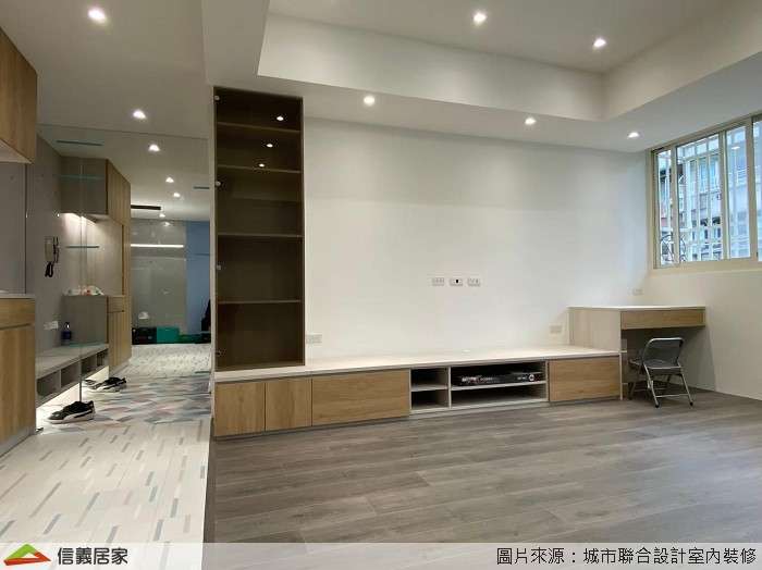 白色客廳室內裝潢設計，包括磁磚、收納櫃、電視櫃裝潢圖片