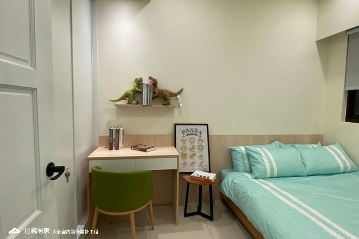 白色臥室室內裝潢設計，包括床、椅子、床頭主牆、書桌、化妝台裝潢圖片