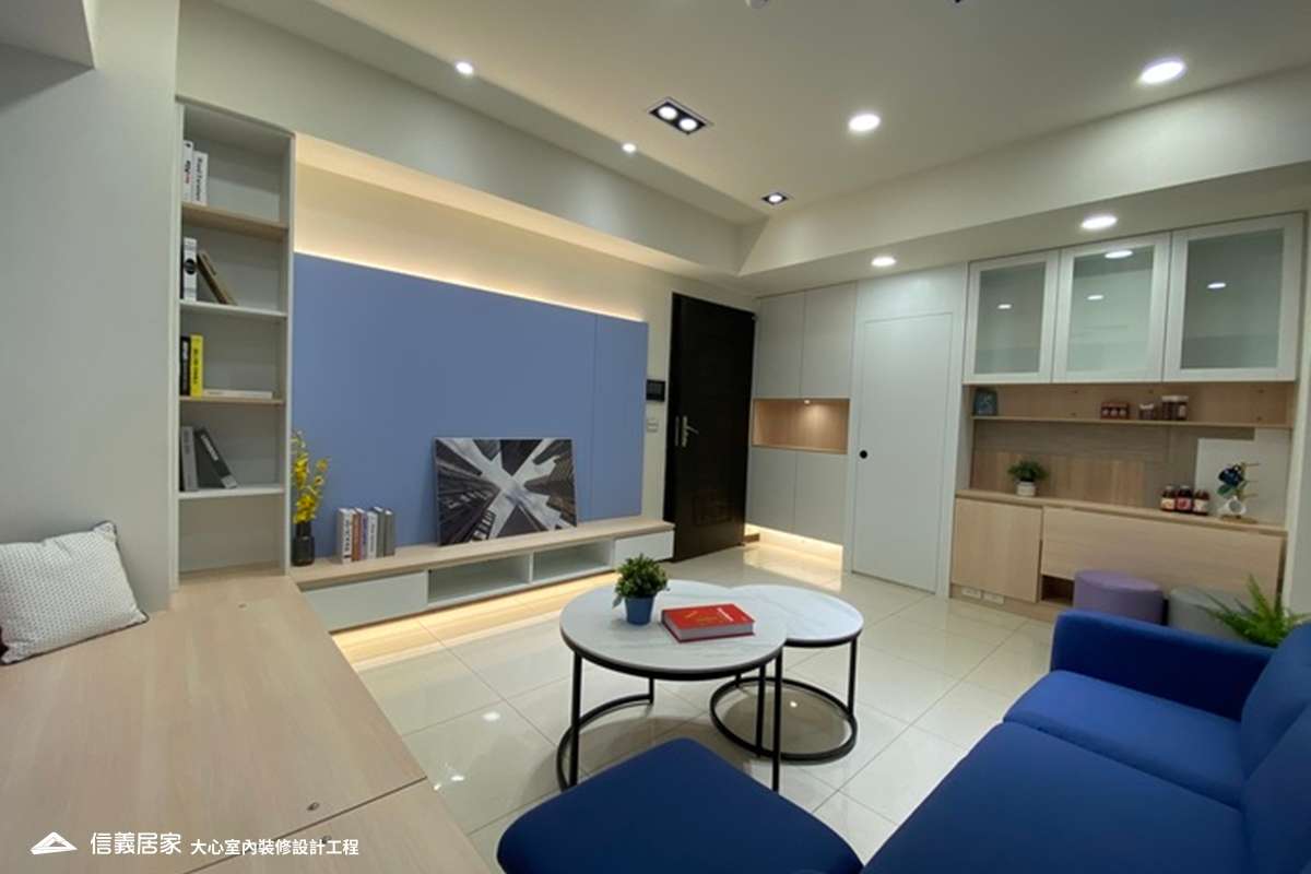 藍色客廳室內裝潢設計，包括沙發、茶几、收納櫃、置物櫃、臥榻裝潢圖片