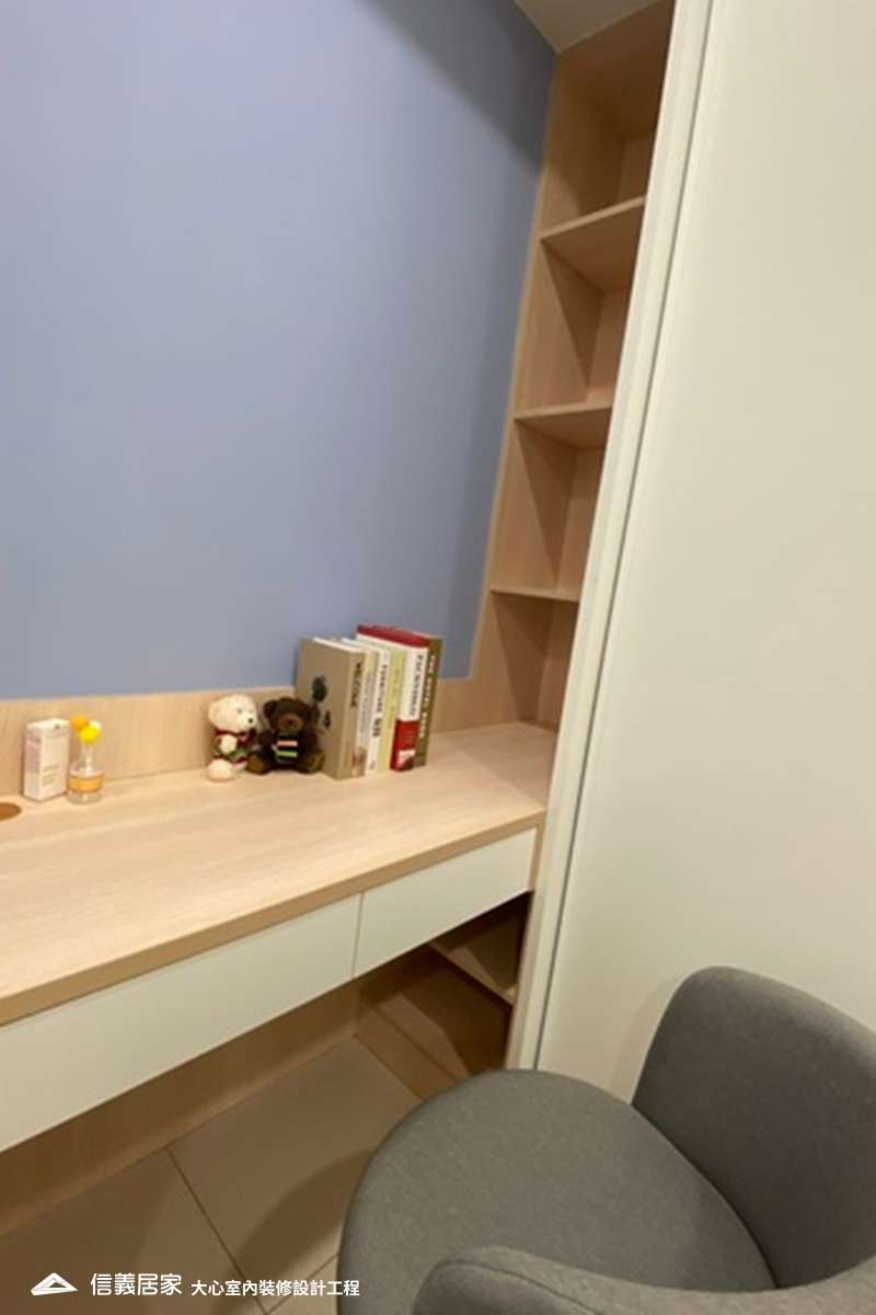 藍色臥室室內裝潢設計，包括床、椅子、床頭主牆、書桌裝潢圖片