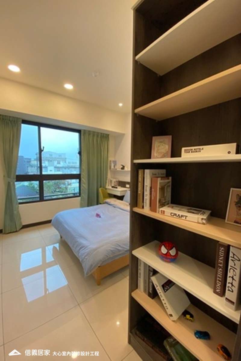 白色臥室室內裝潢設計，包括窗簾、床、收納櫃、展示櫃、書桌、書櫃、置物櫃裝潢圖片