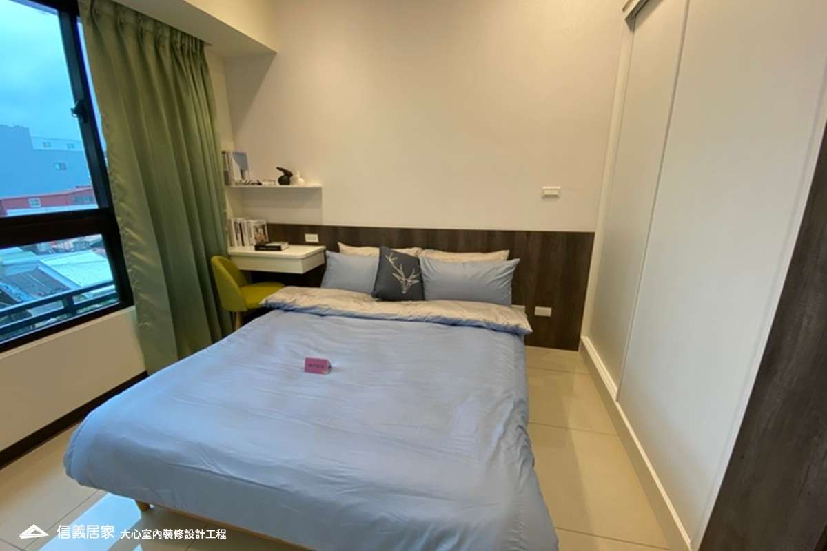 白色臥室室內裝潢設計，包括窗簾、床、書桌、置物櫃裝潢圖片