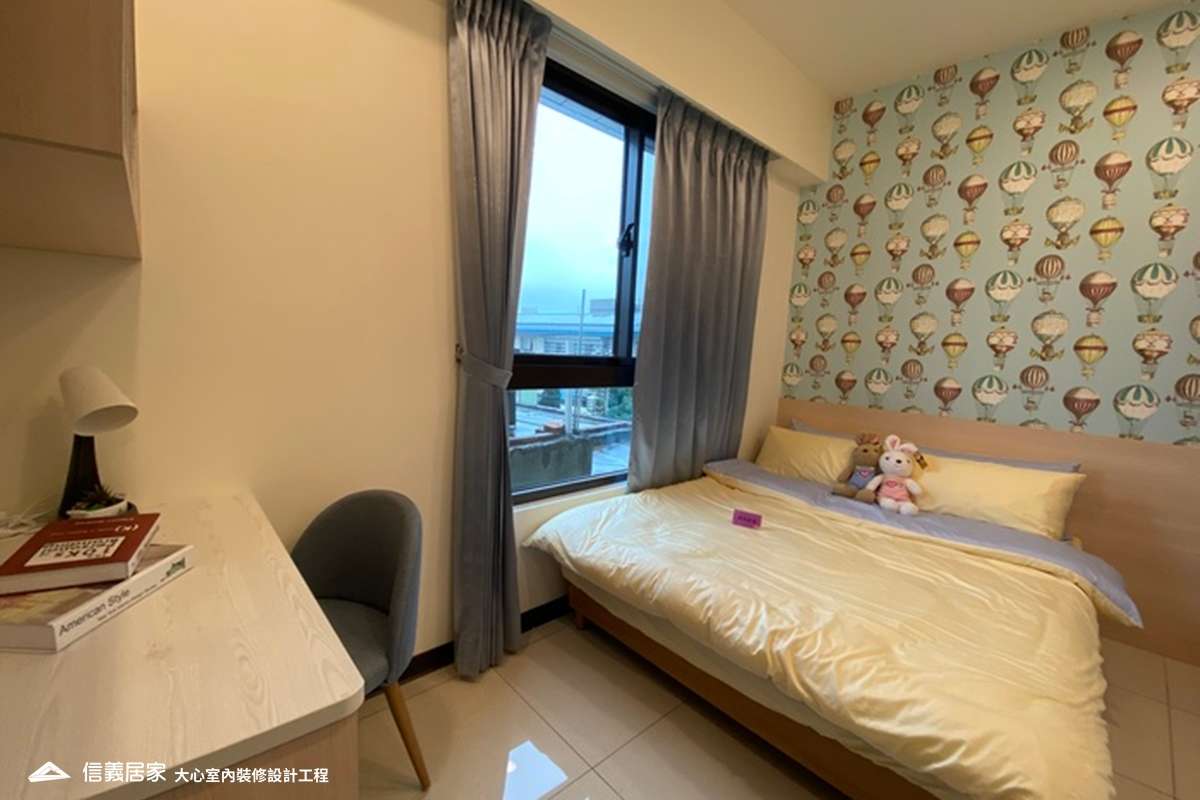 白色臥室室內裝潢設計，包括床、床頭主牆、書桌、書櫃裝潢圖片