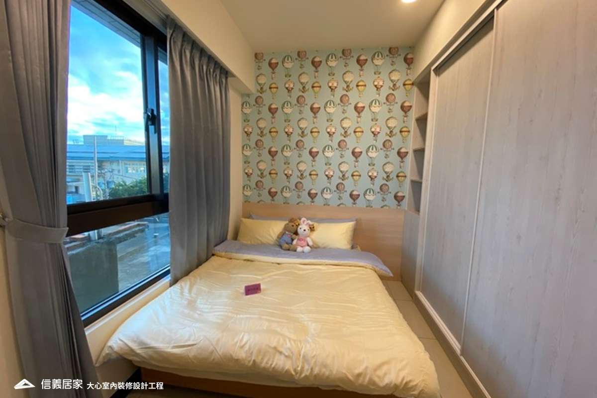 白色臥室室內裝潢設計，包括床、床頭主牆、床頭櫃裝潢圖片