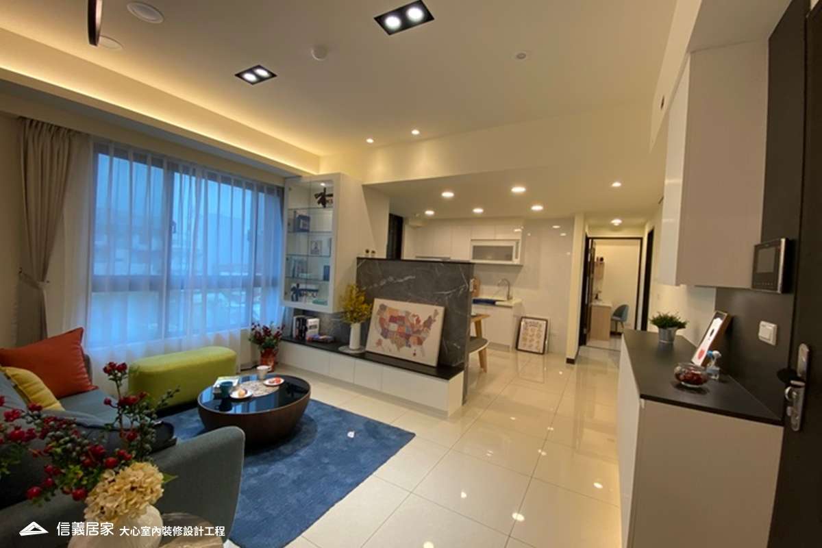 白色客廳室內裝潢設計，包括沙發、茶几、地毯、展示櫃、置物櫃裝潢圖片