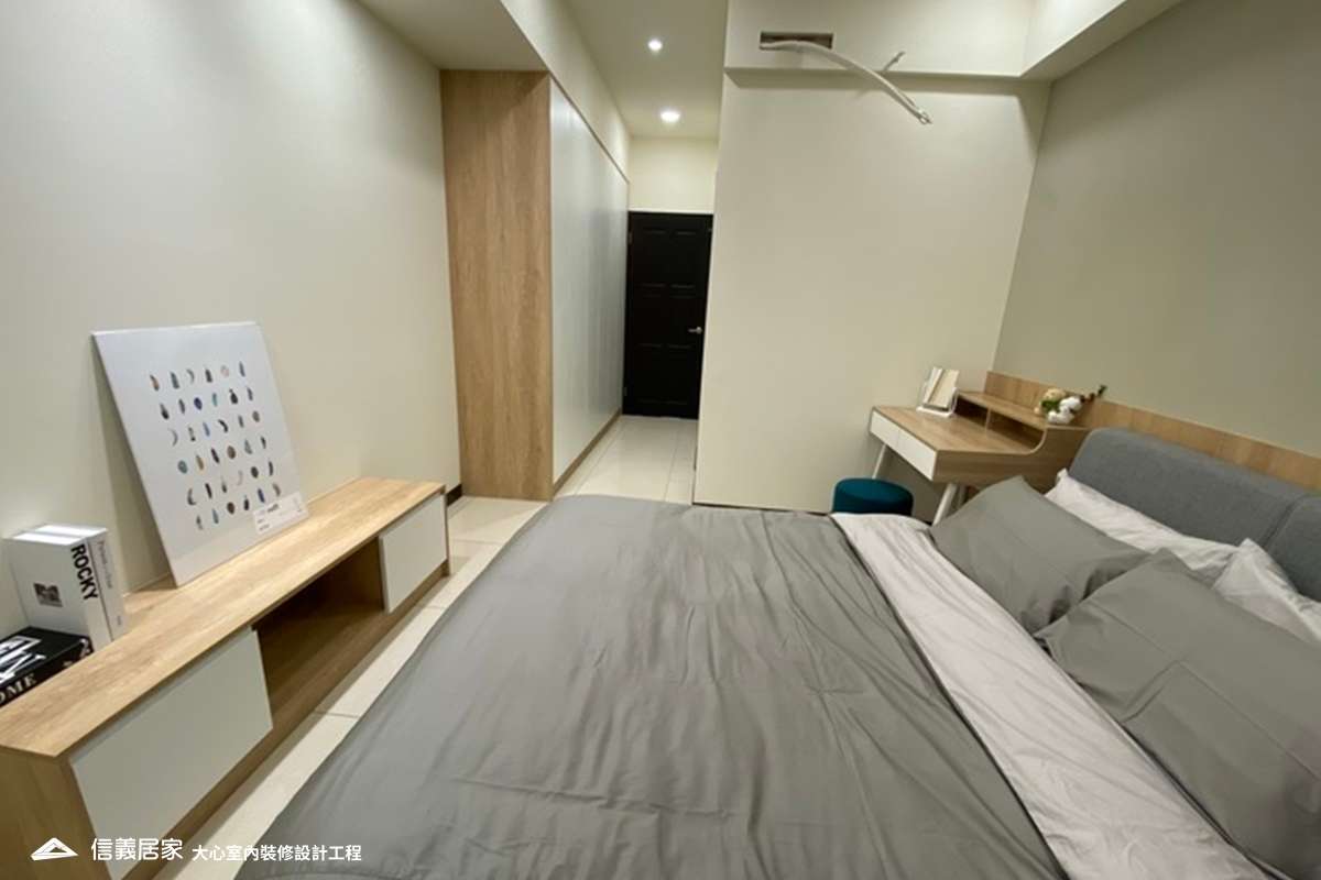 白色臥室室內裝潢設計，包括床、收納櫃、椅子、矮櫃、書桌裝潢圖片