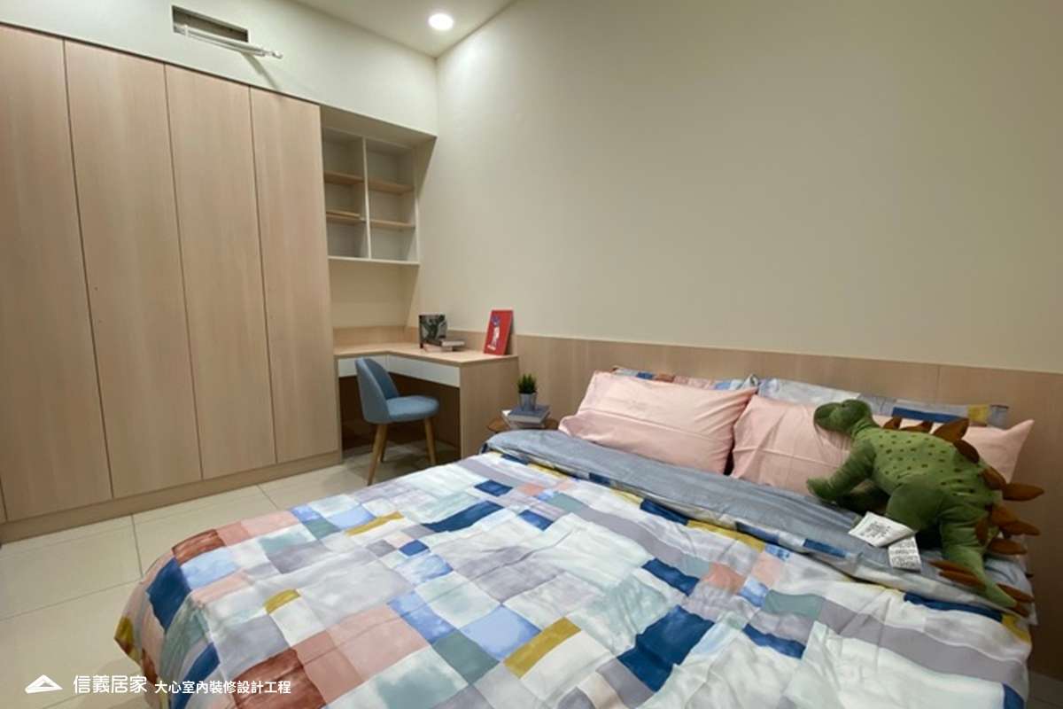 白色臥室室內裝潢設計，包括床、收納櫃、化妝台裝潢圖片