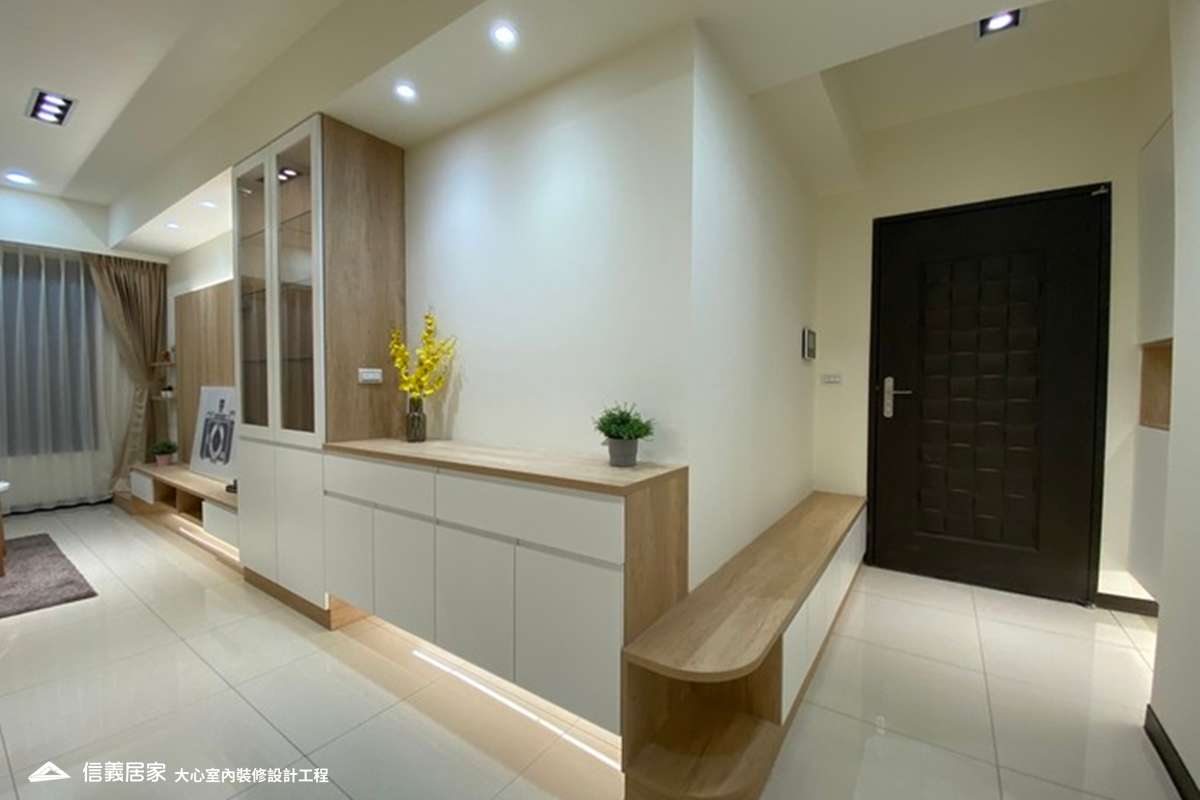 白色玄關室內裝潢設計，包括窗簾、收納櫃、矮櫃、展示櫃裝潢圖片