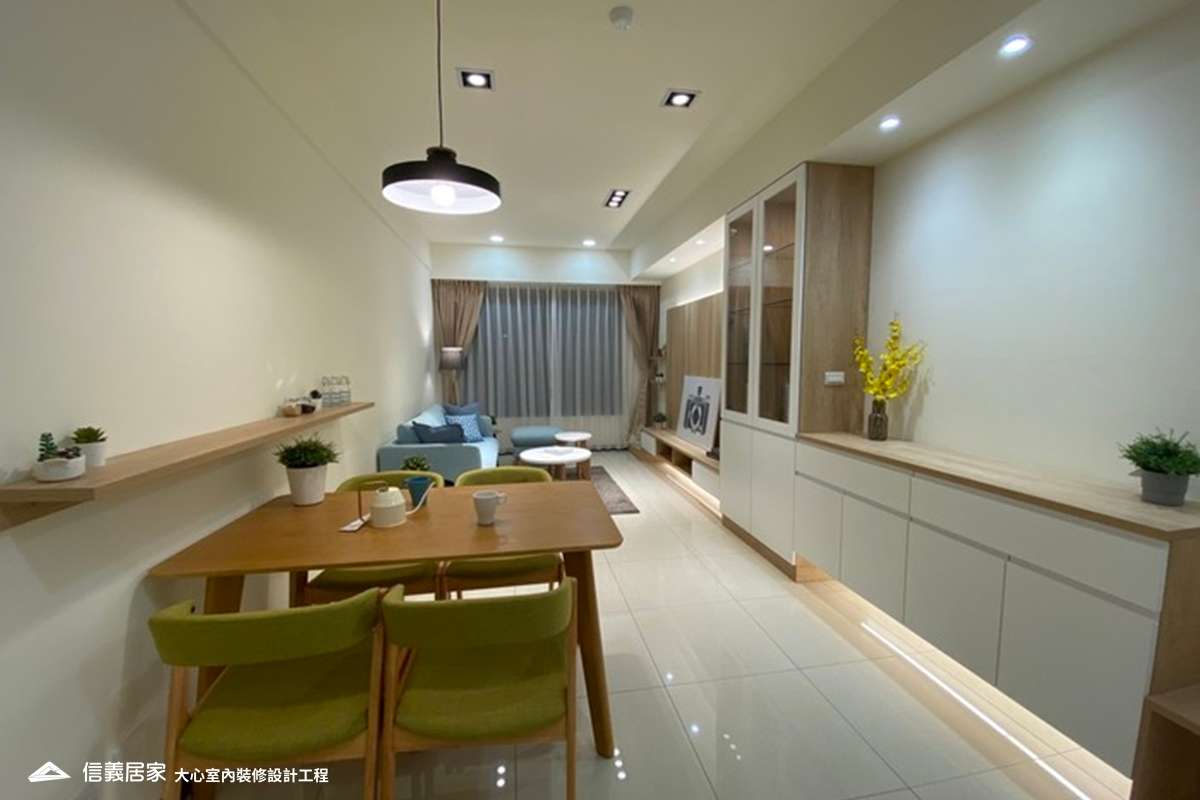 白色餐廳室內裝潢設計，包括收納櫃、吊燈、餐桌、餐椅、展示櫃裝潢圖片