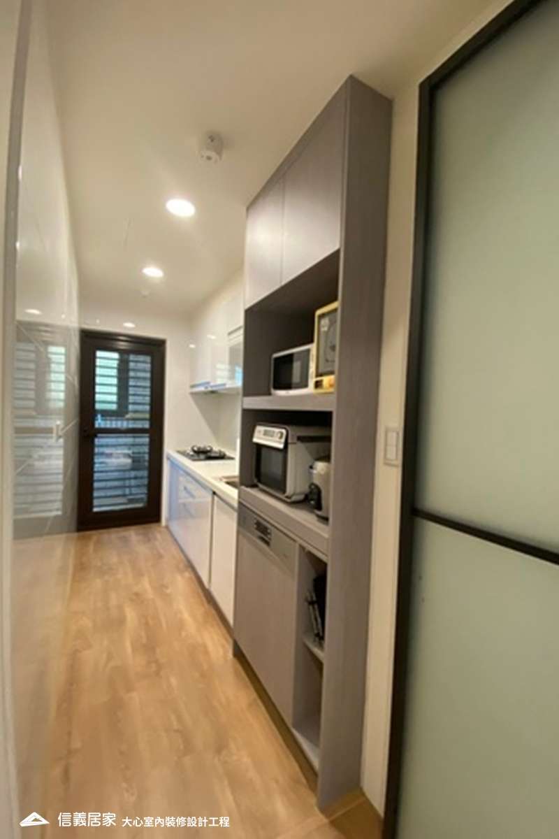 白色廚房室內裝潢設計，包括收納櫃、矮櫃、置物櫃裝潢圖片