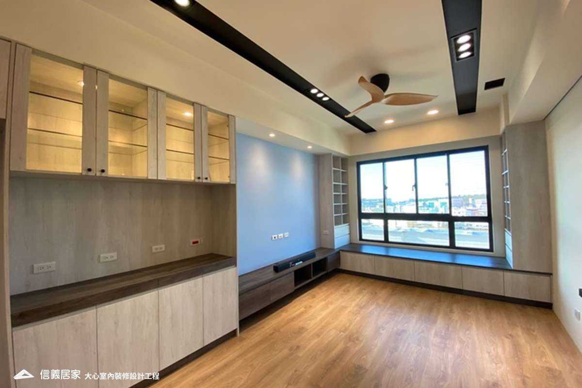 白色客廳室內裝潢設計，包括電視牆、電視櫃、展示櫃、置物櫃、臥榻裝潢圖片