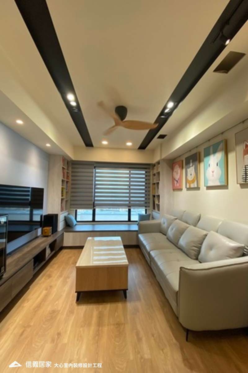 白色客廳室內裝潢設計，包括沙發、茶几、電視牆、電視櫃、臥榻裝潢圖片