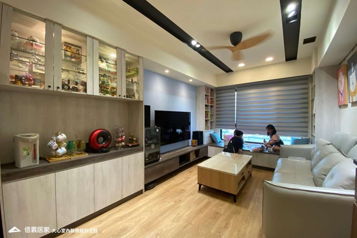 白色客廳室內裝潢設計，包括沙發、茶几、收納櫃、電視櫃、展示櫃、捲簾、置物櫃、臥榻裝潢圖片