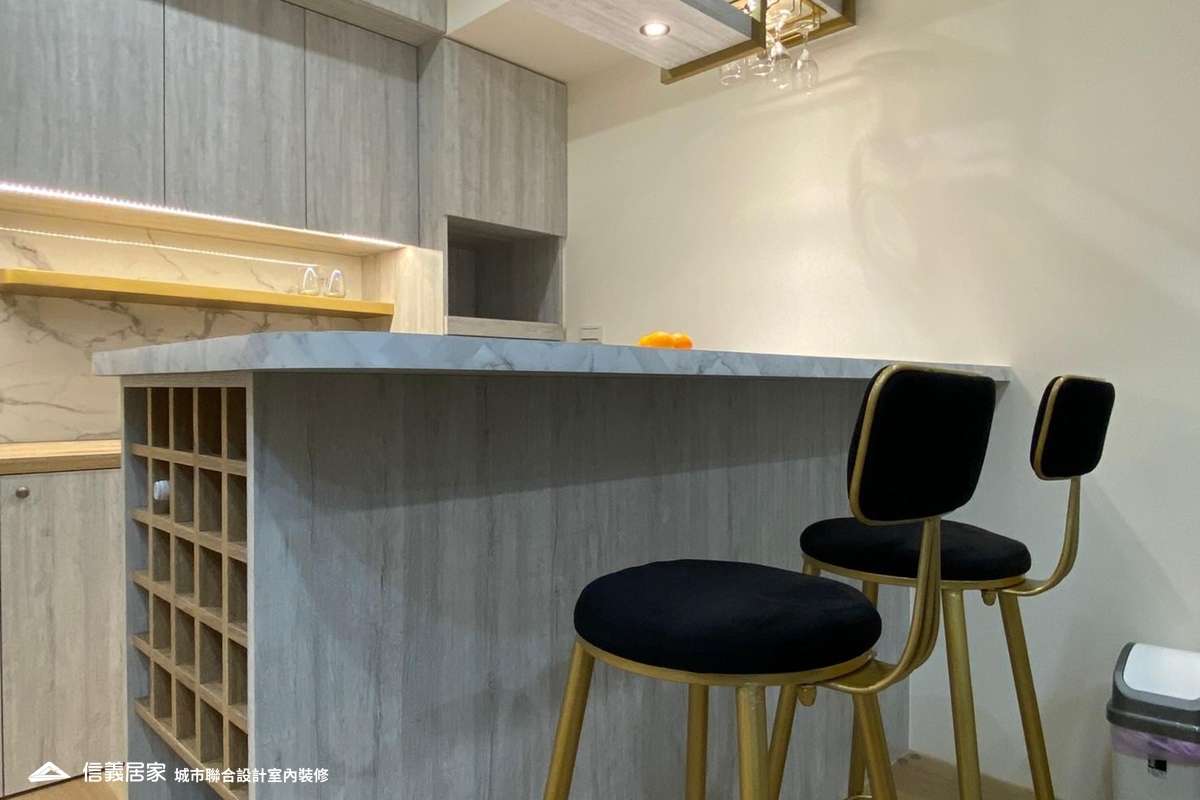 米色餐廳室內裝潢設計，包括收納櫃、餐椅、置物櫃、吧檯裝潢圖片