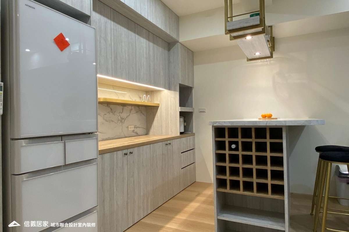 米色餐廳室內裝潢設計，包括收納櫃、餐椅、置物櫃、吧檯裝潢圖片