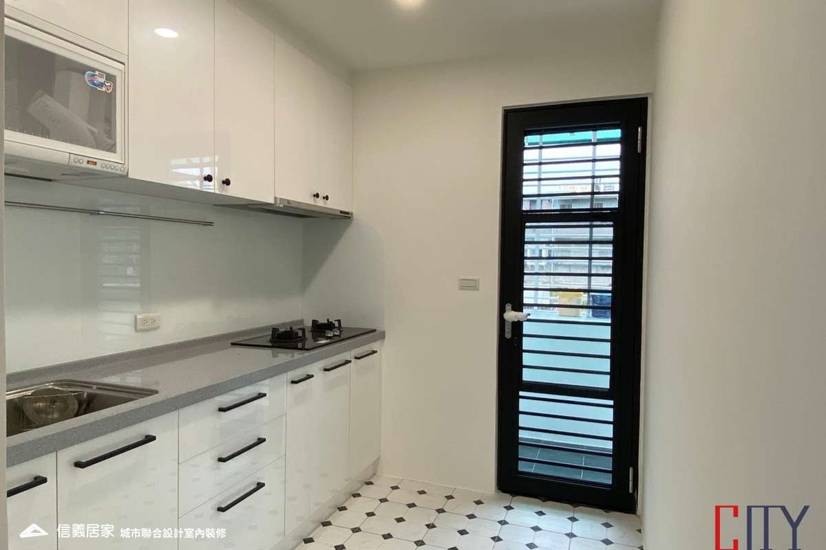 白色廚房室內裝潢設計，包括磁磚、流理台、拉門裝潢圖片