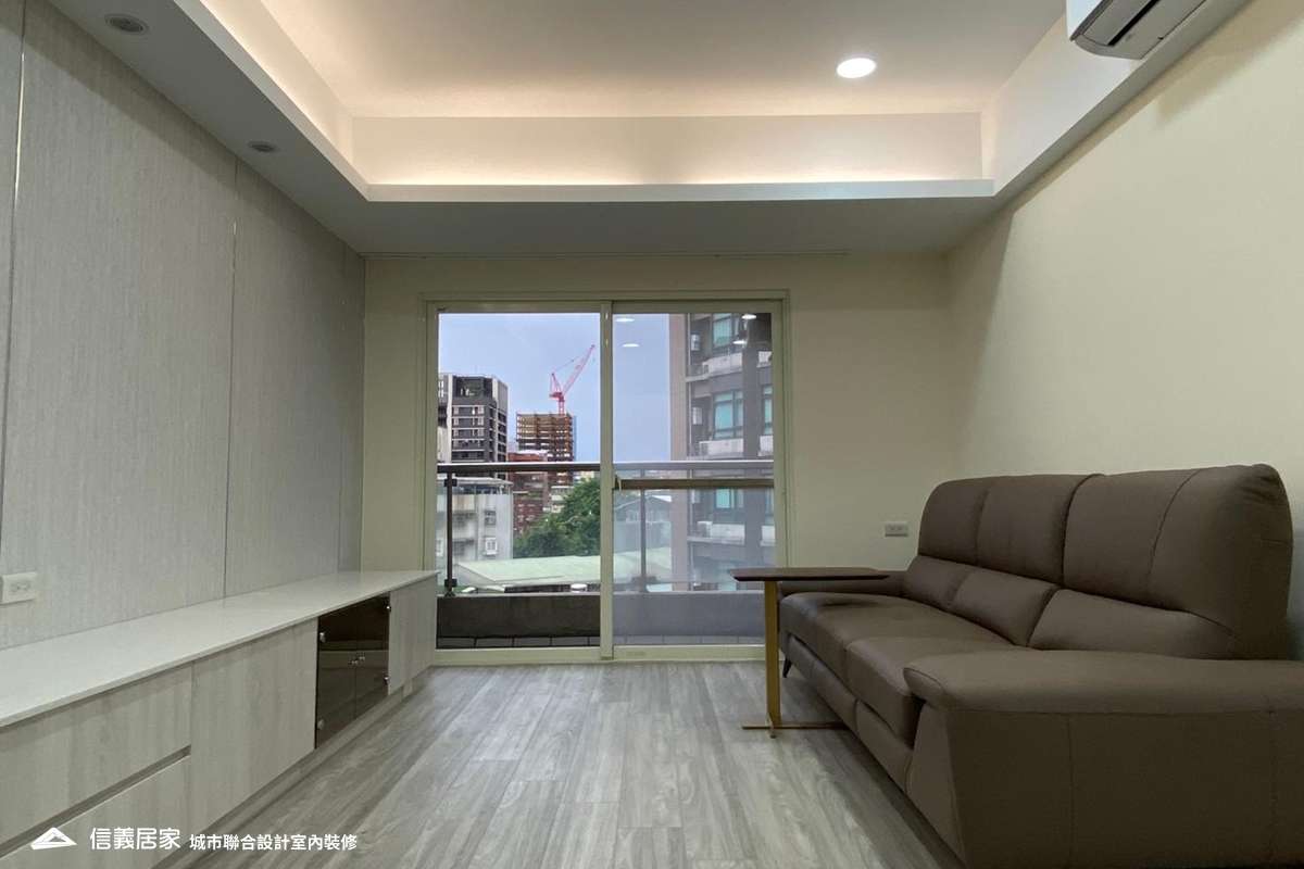 白色客廳室內裝潢設計，包括電視牆、沙發牆、拉門裝潢圖片