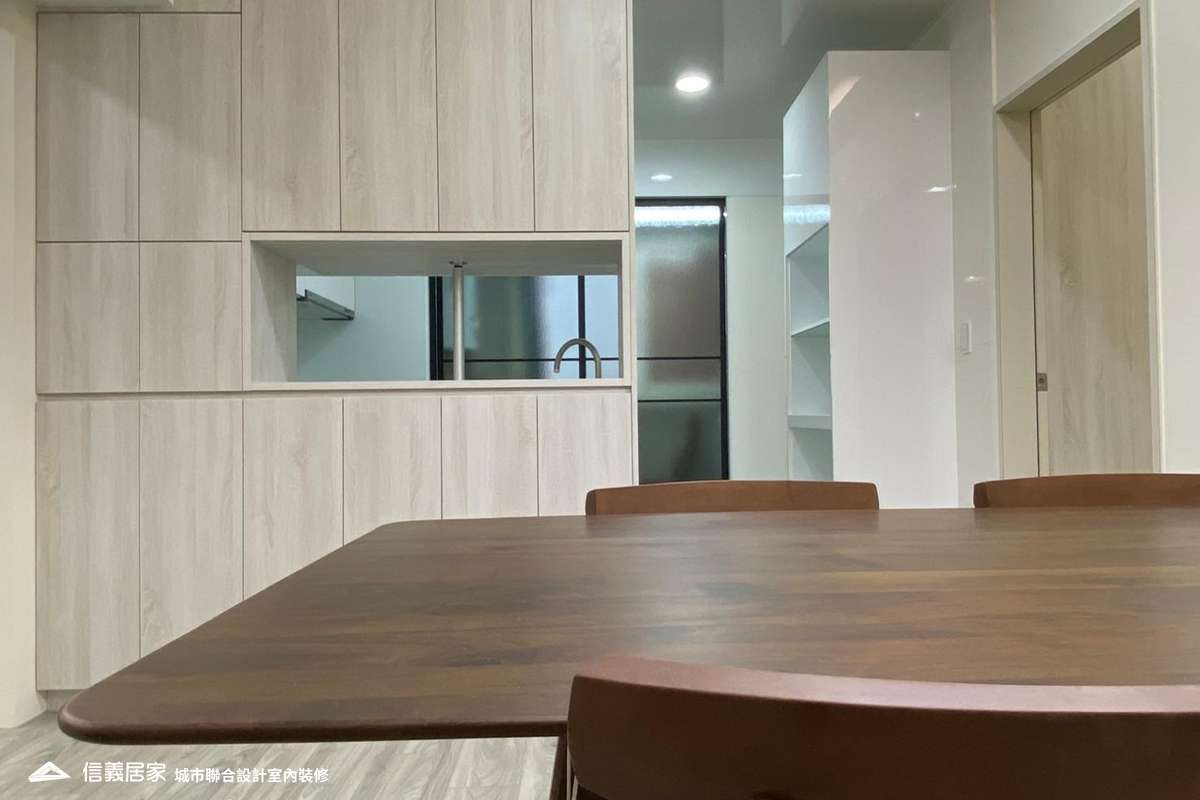 白色餐廳室內裝潢設計，包括收納櫃、餐桌、餐椅、置物櫃裝潢圖片