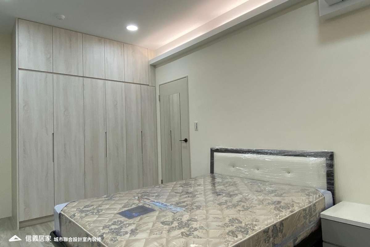 白色臥室室內裝潢設計，包括床、收納櫃、置物櫃裝潢圖片