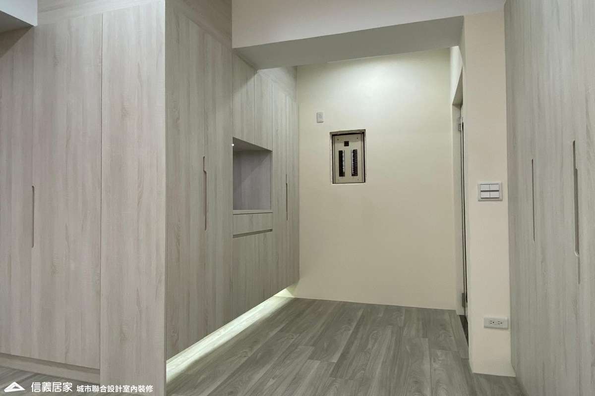 白色玄關室內裝潢設計，包括收納櫃、置物櫃裝潢圖片