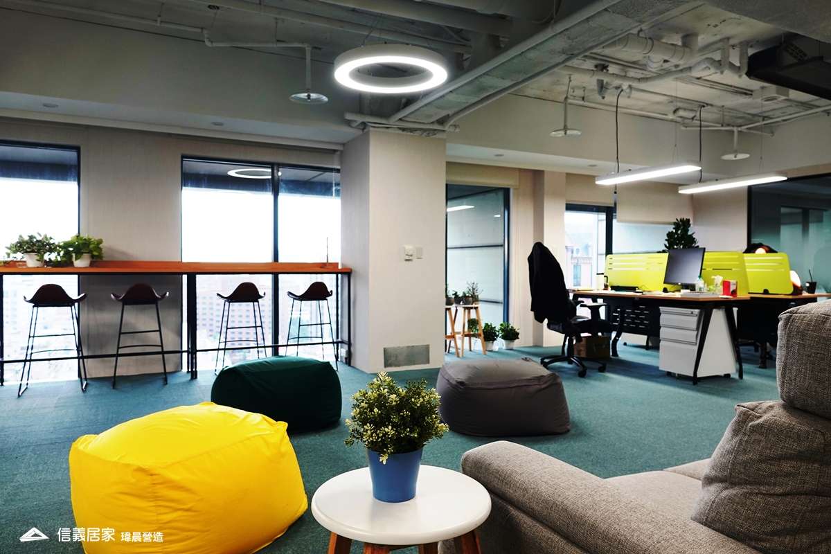 白色辦公室室內裝潢設計，包括沙發、椅子、地毯、烤漆玻璃裝潢圖片