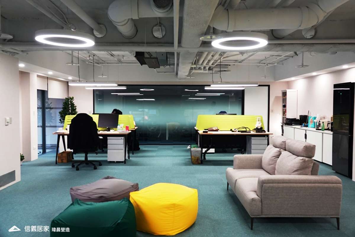 白色辦公室室內裝潢設計，包括沙發、椅子、地毯、天花板、辦公桌裝潢圖片