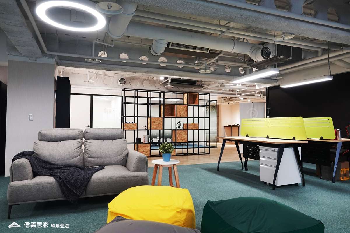 白色辦公室室內裝潢設計，包括沙發、收納櫃、地毯、置物櫃、辦公桌裝潢圖片