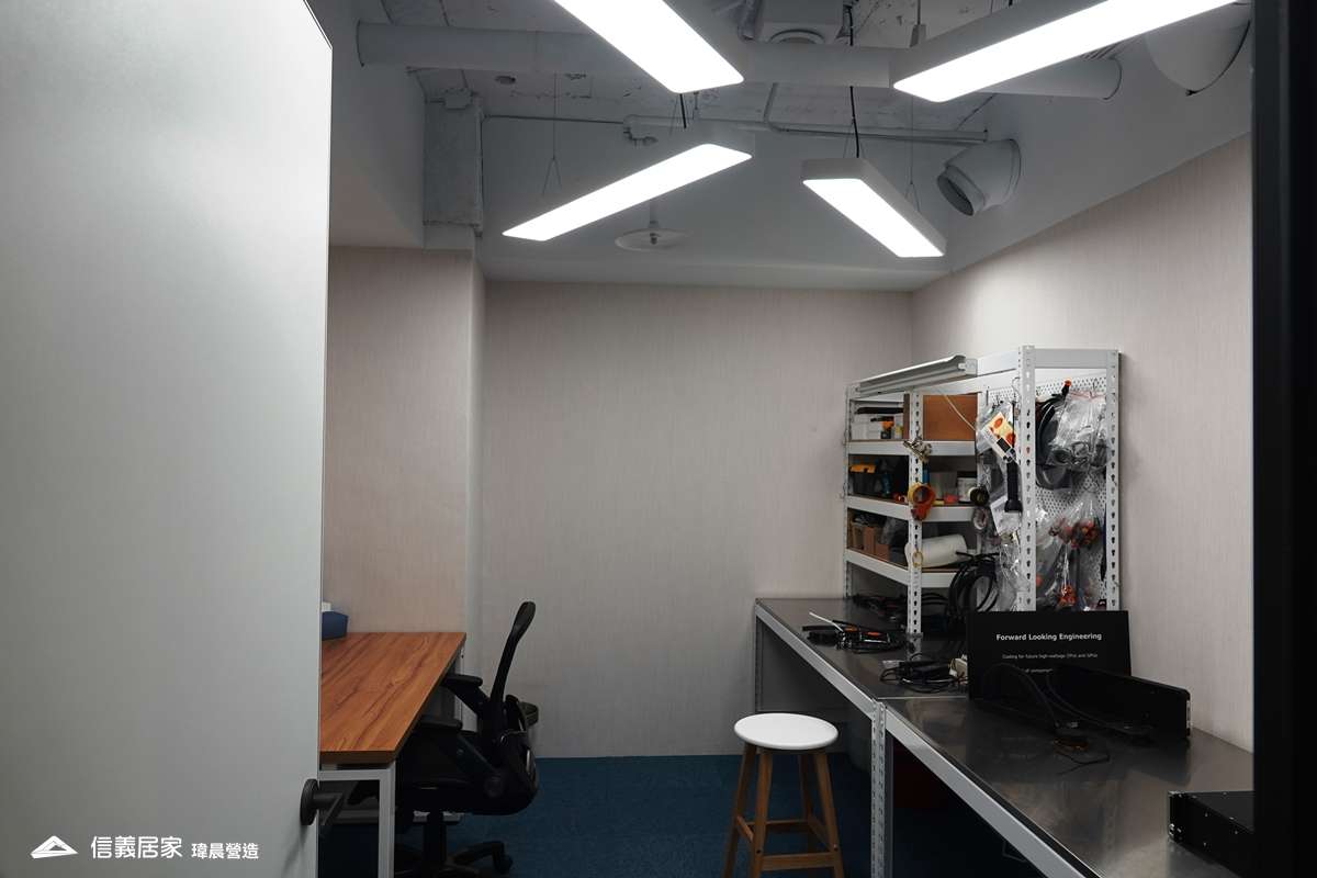 白色辦公室室內裝潢設計，包括椅子、置物櫃裝潢圖片