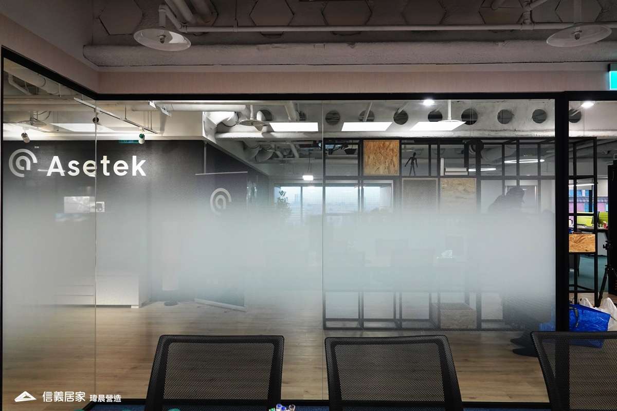 白色辦公室室內裝潢設計，包括椅子、地毯、烤漆玻璃裝潢圖片