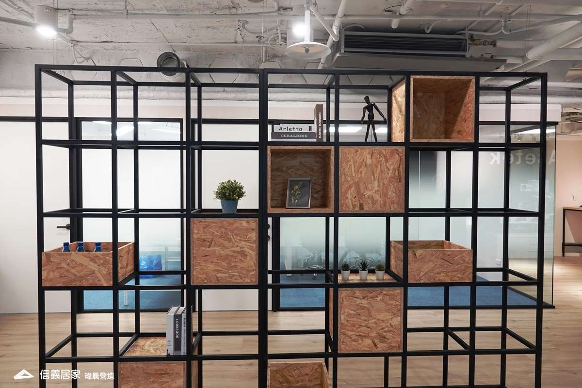 白色辦公室室內裝潢設計，包括展示櫃、烤漆玻璃裝潢圖片