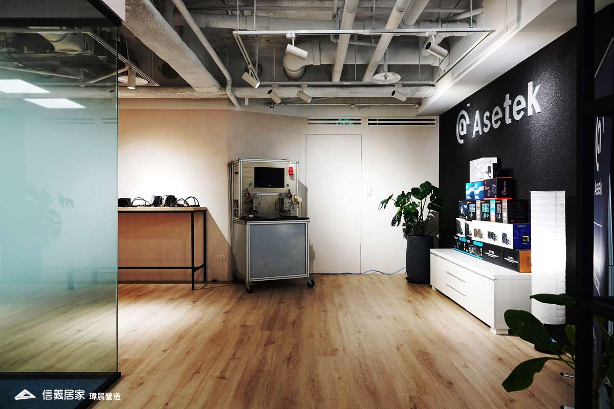 白色辦公室室內裝潢設計，包括烤漆玻璃、置物櫃裝潢圖片