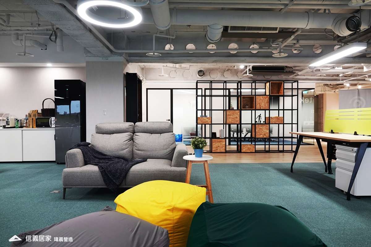 白色辦公室室內裝潢設計，包括沙發、地毯、展示櫃、烤漆玻璃裝潢圖片