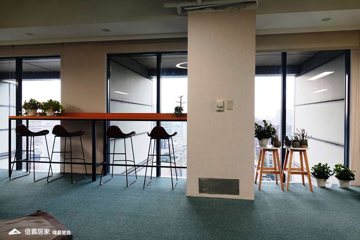 白色辦公室室內裝潢設計，包括椅子、地毯裝潢圖片