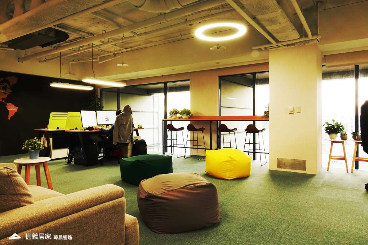 白色辦公室室內裝潢設計，包括沙發、地毯、辦公桌裝潢圖片