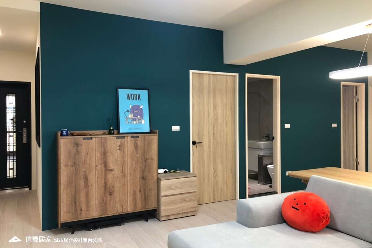 藍色玄關室內裝潢設計，包括收納櫃、矮櫃裝潢圖片