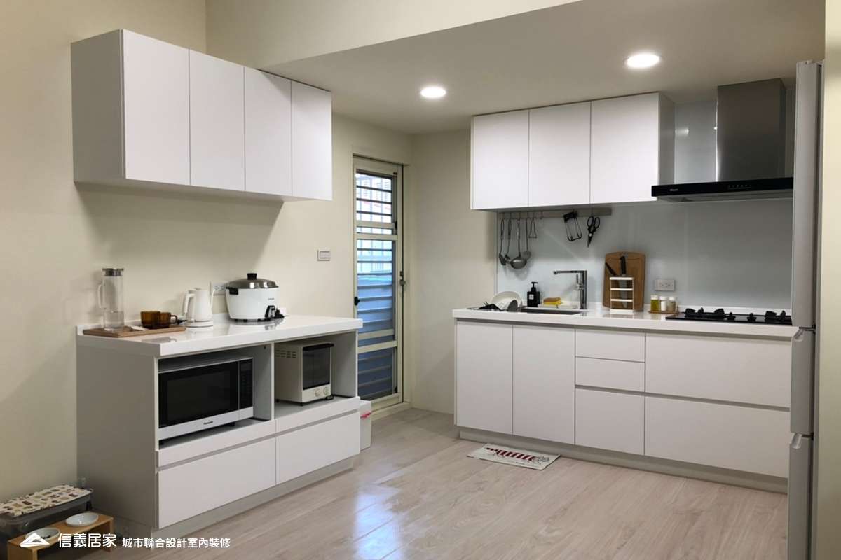 白色廚房室內裝潢設計，包括收納櫃、流理台裝潢圖片