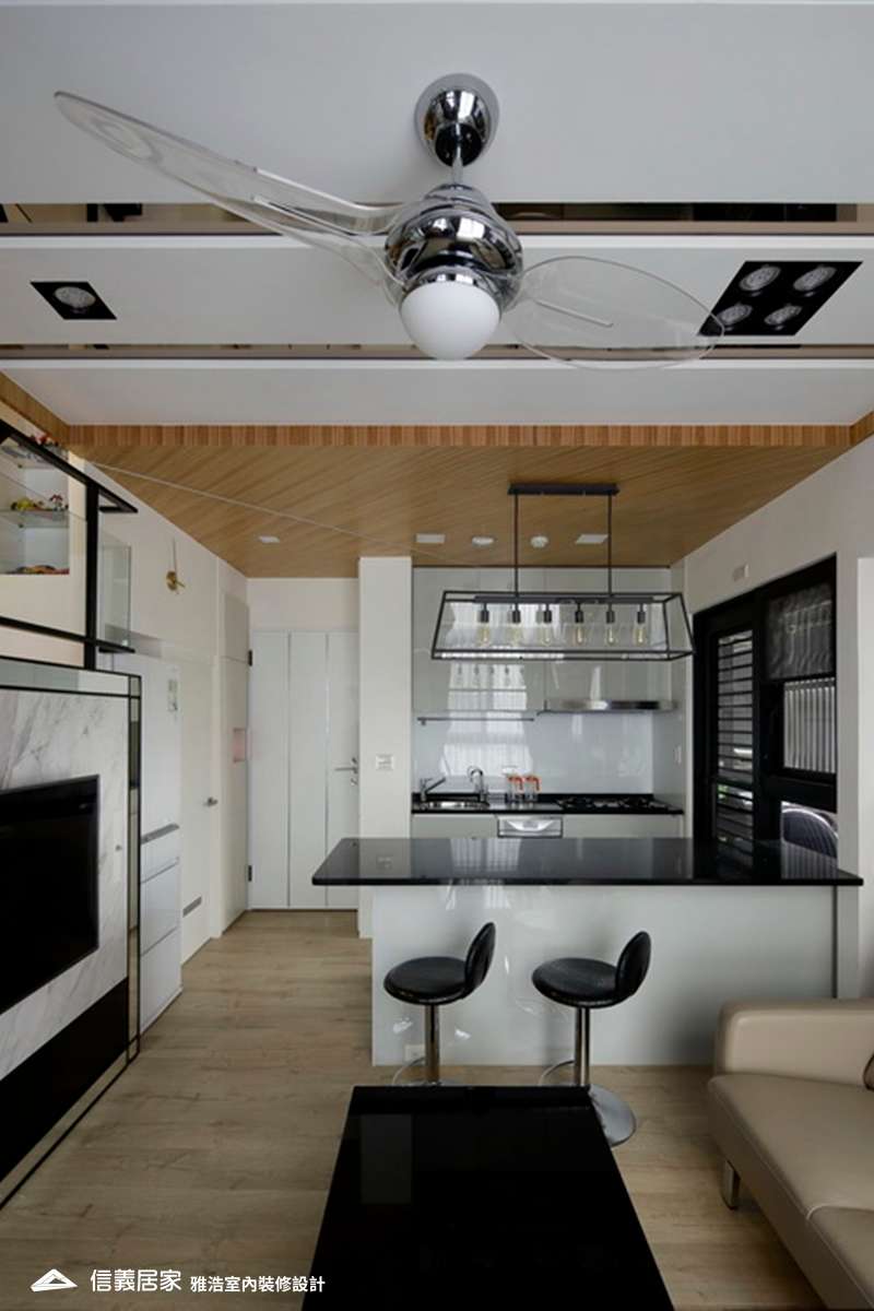 白色客廳室內裝潢設計，包括沙發、電視牆、吧台裝潢圖片