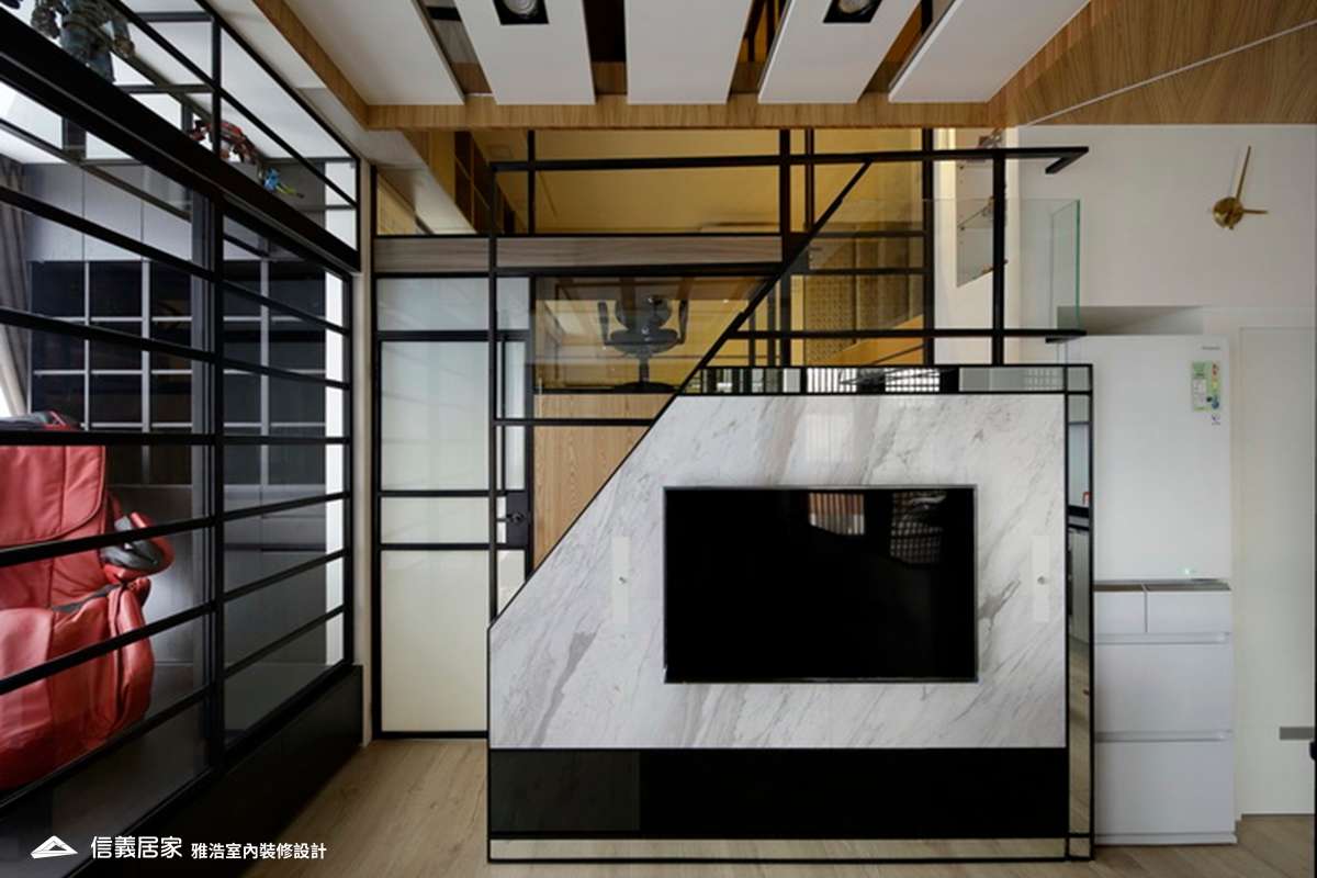 白色客廳室內裝潢設計，包括電視牆裝潢圖片