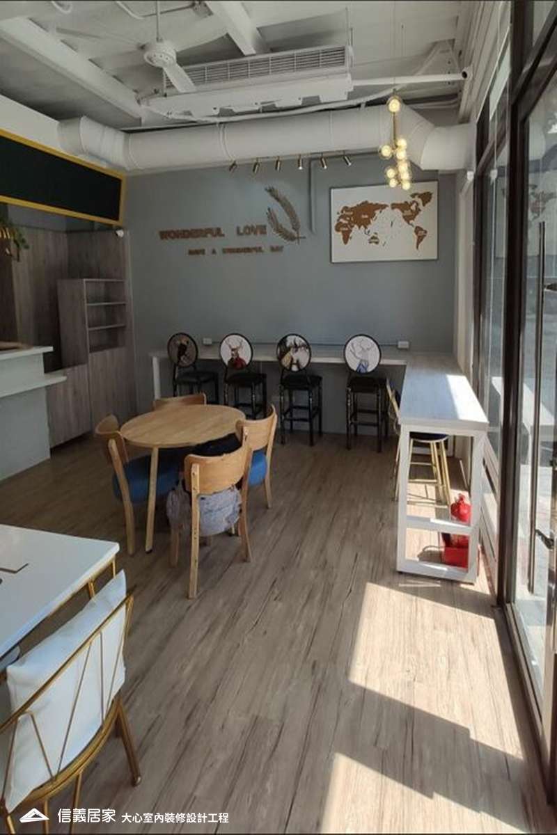 白色餐廳,白色商業空間室內裝潢設計，包括餐桌、餐椅、壁燈裝潢圖片