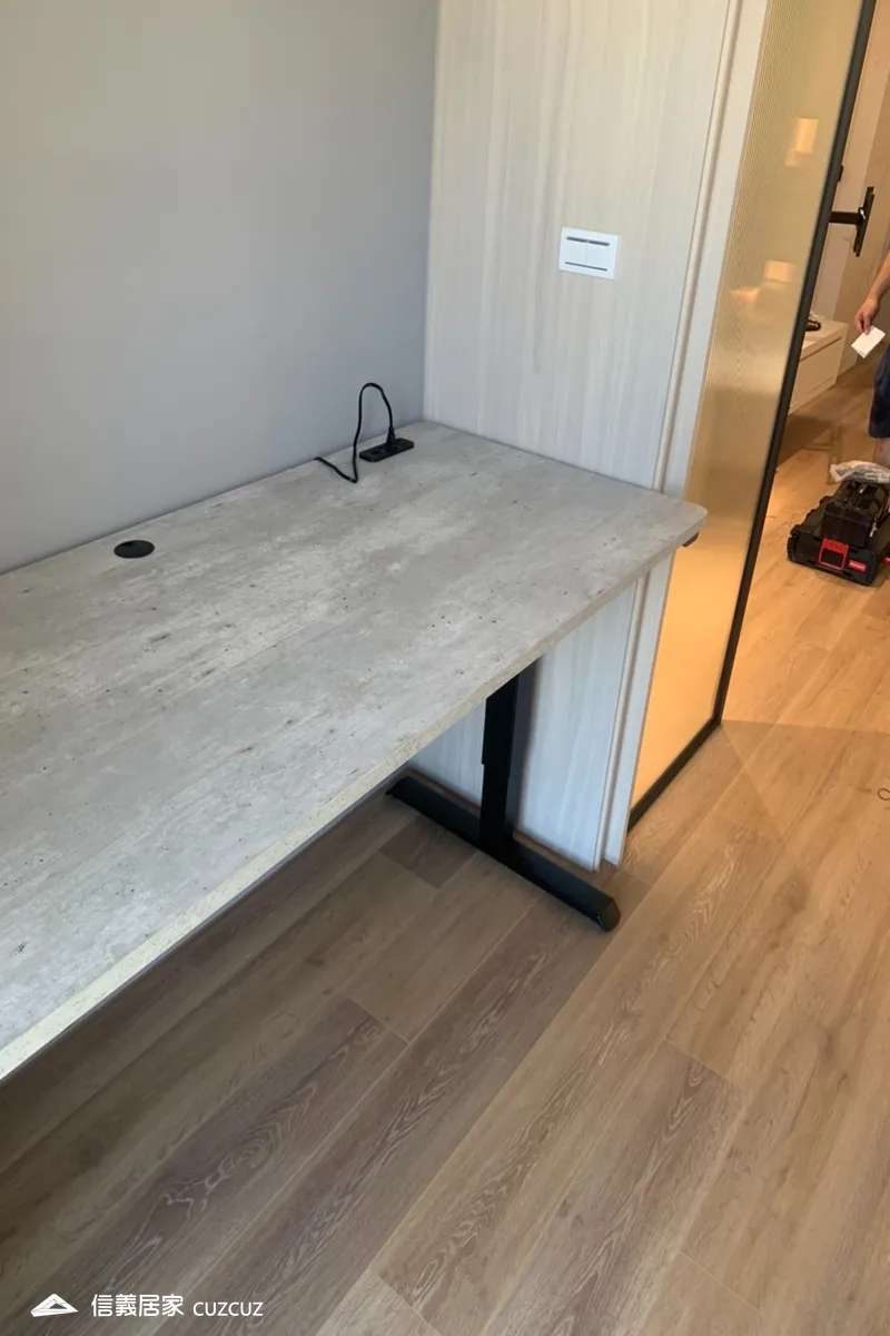 黑色桌腳升降桌+清水模桌板