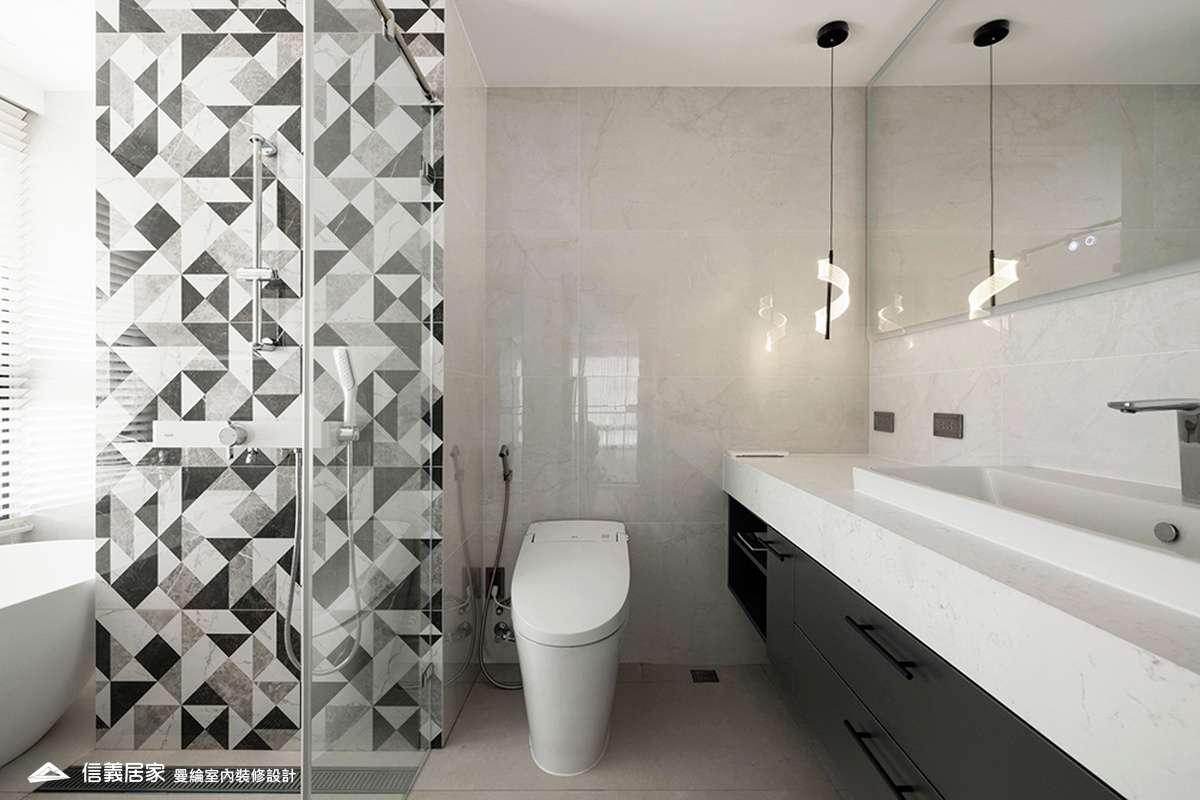 主浴-1-大理石 大板磚 烤漆 藝術漆 鍍鈦飾條 明鏡