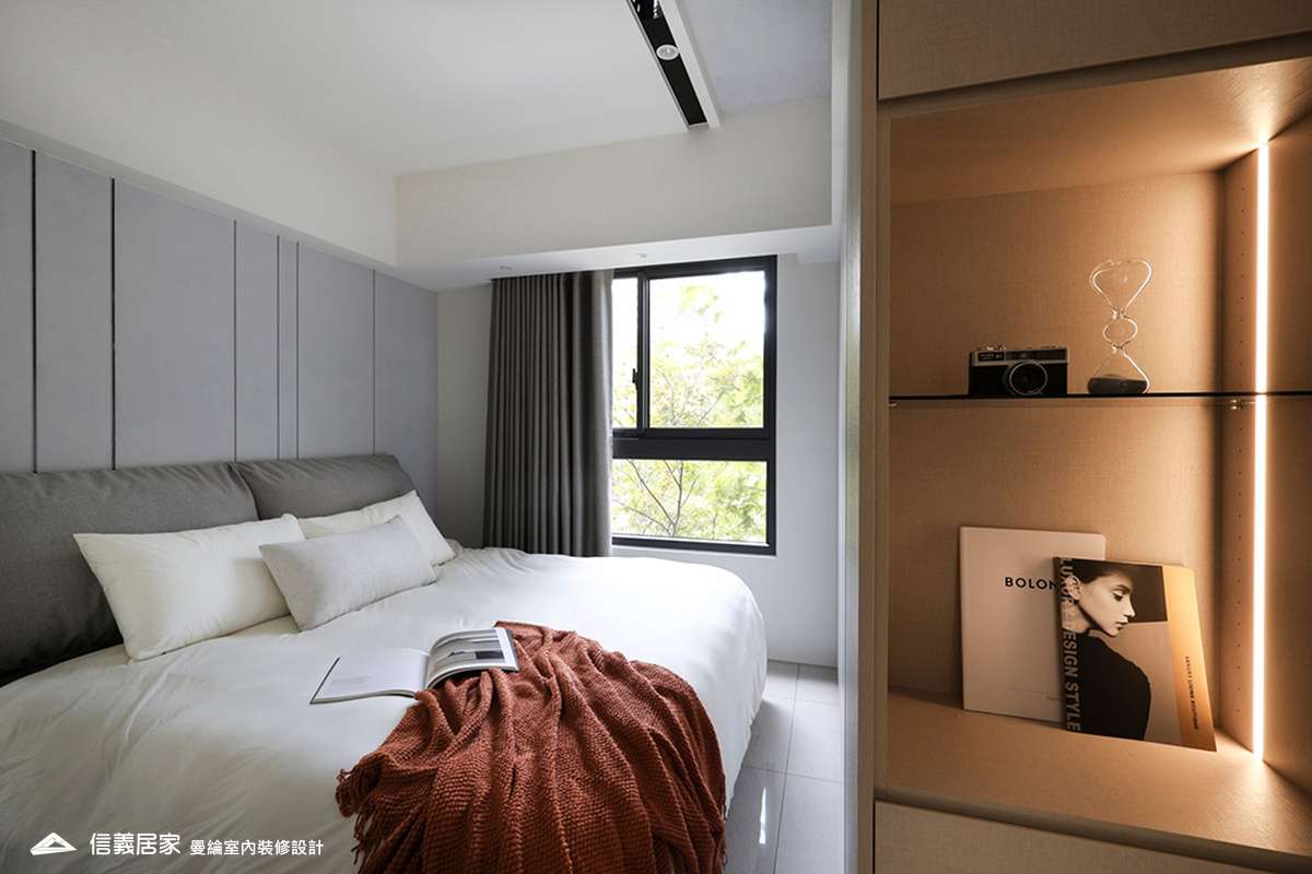 主臥-2-藝術漆 鍍鈦飾條 灰鏡 美術吊燈 柔紗直立簾 進口木百葉