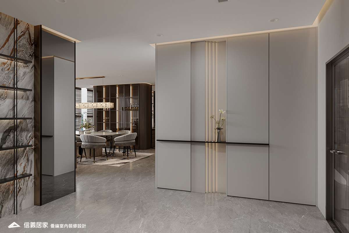 廊道-1-退休宅 輕奢風 大板磚 鍍鈦飾條 格柵 美術吊燈