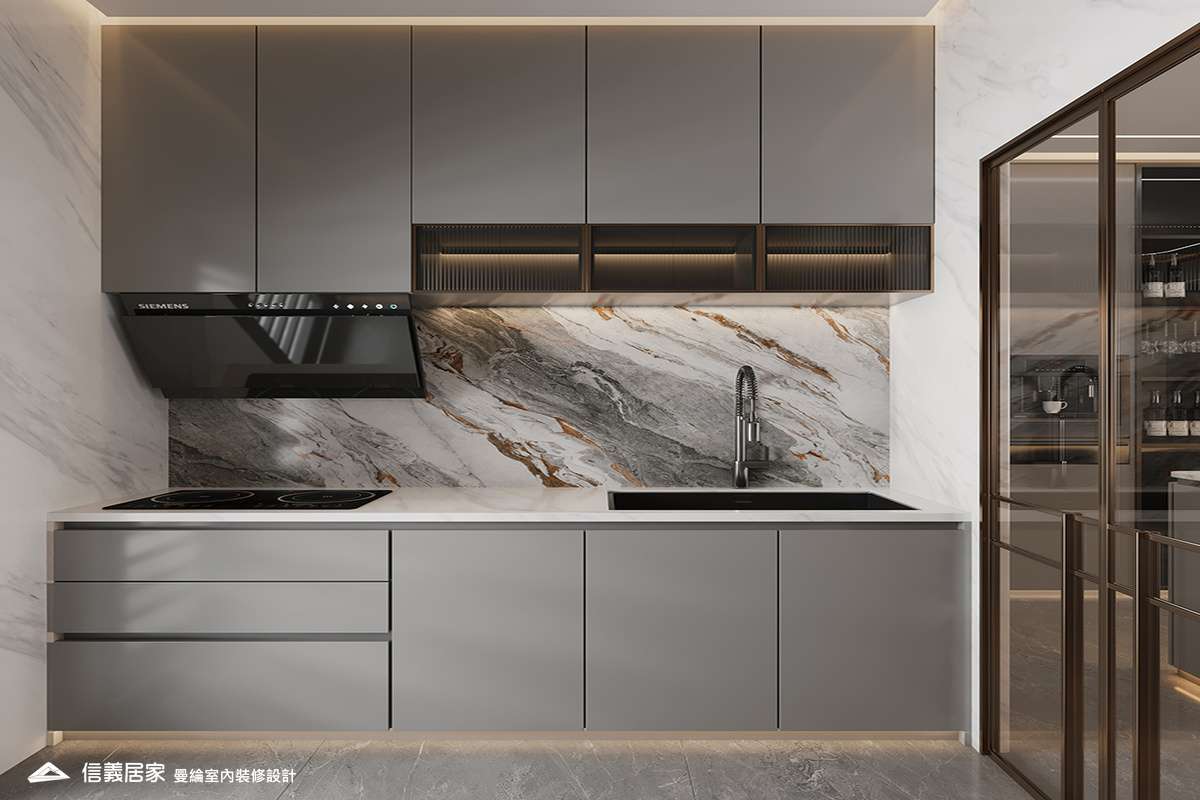 廚房-3-退休宅 輕奢風 大板磚 鍍鈦飾條 格柵 美術吊燈