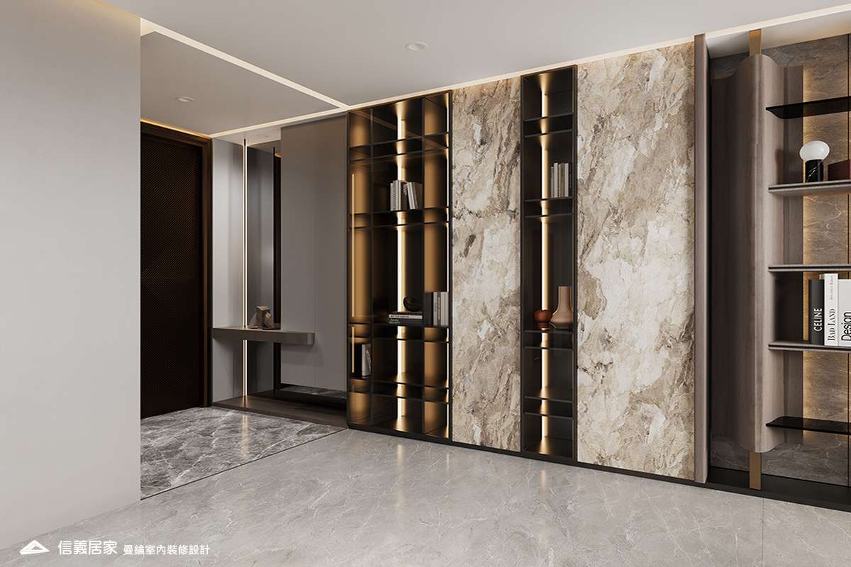 玄關-2-退休宅 輕奢風 大板磚 鍍鈦飾條 格柵 美術吊燈