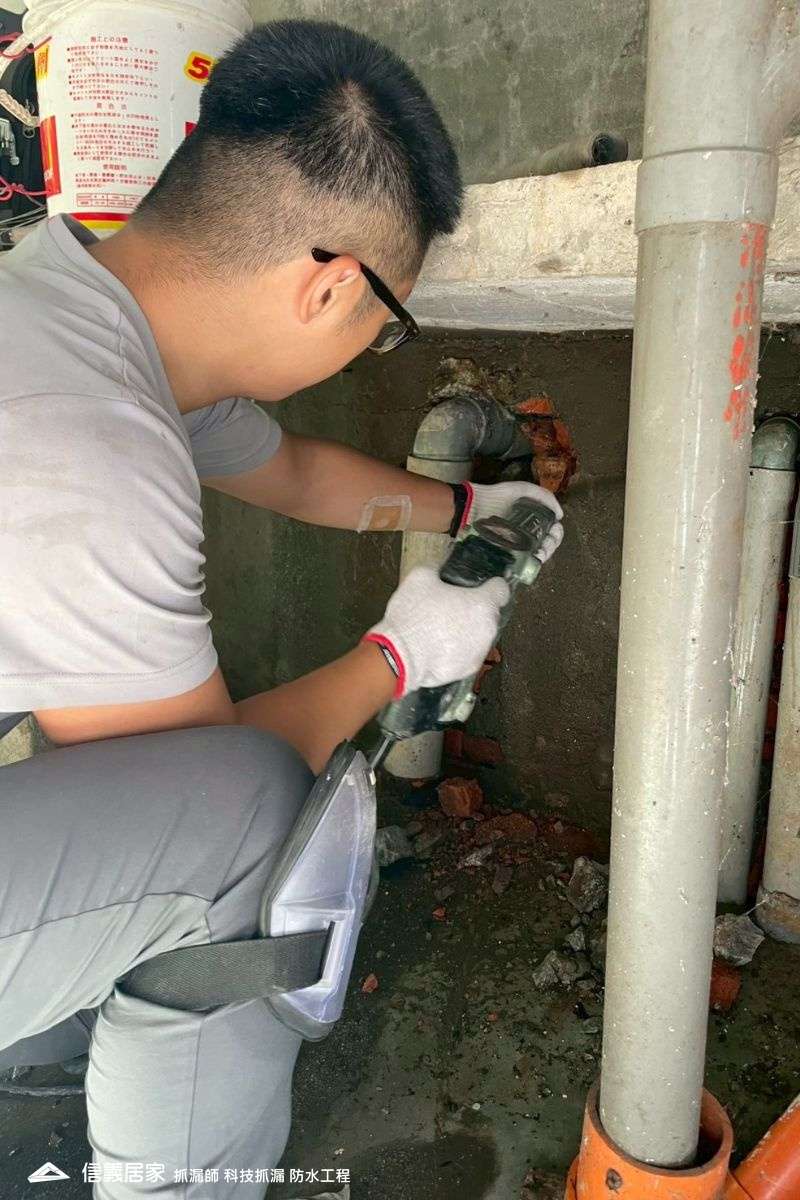 1管線修繕工程｜排糞管修繕工程 現場排糞管老化破裂，重新更換PVC管線，確保排污暢通無異味 